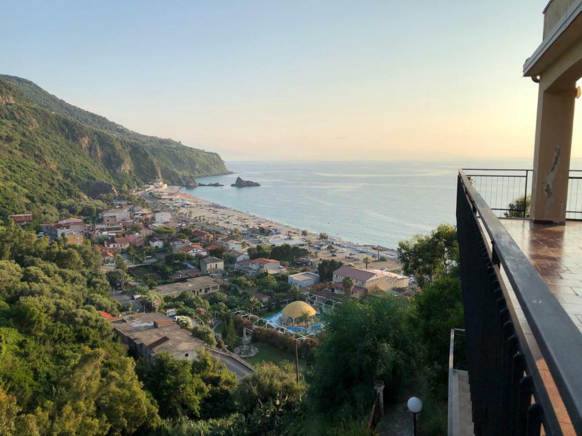 Appartamento La Terrazza sul Mare Palmi Esterno foto