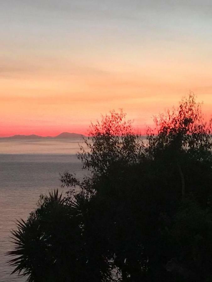 Appartamento La Terrazza sul Mare Palmi Esterno foto