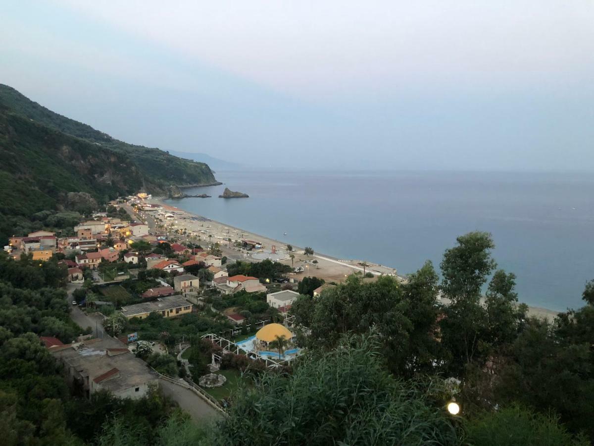 Appartamento La Terrazza sul Mare Palmi Esterno foto