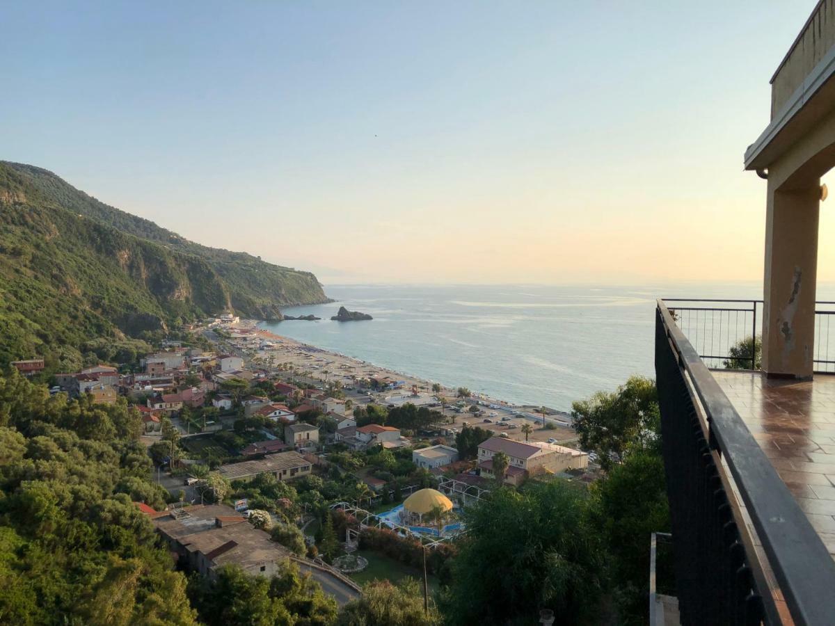 Appartamento La Terrazza sul Mare Palmi Esterno foto